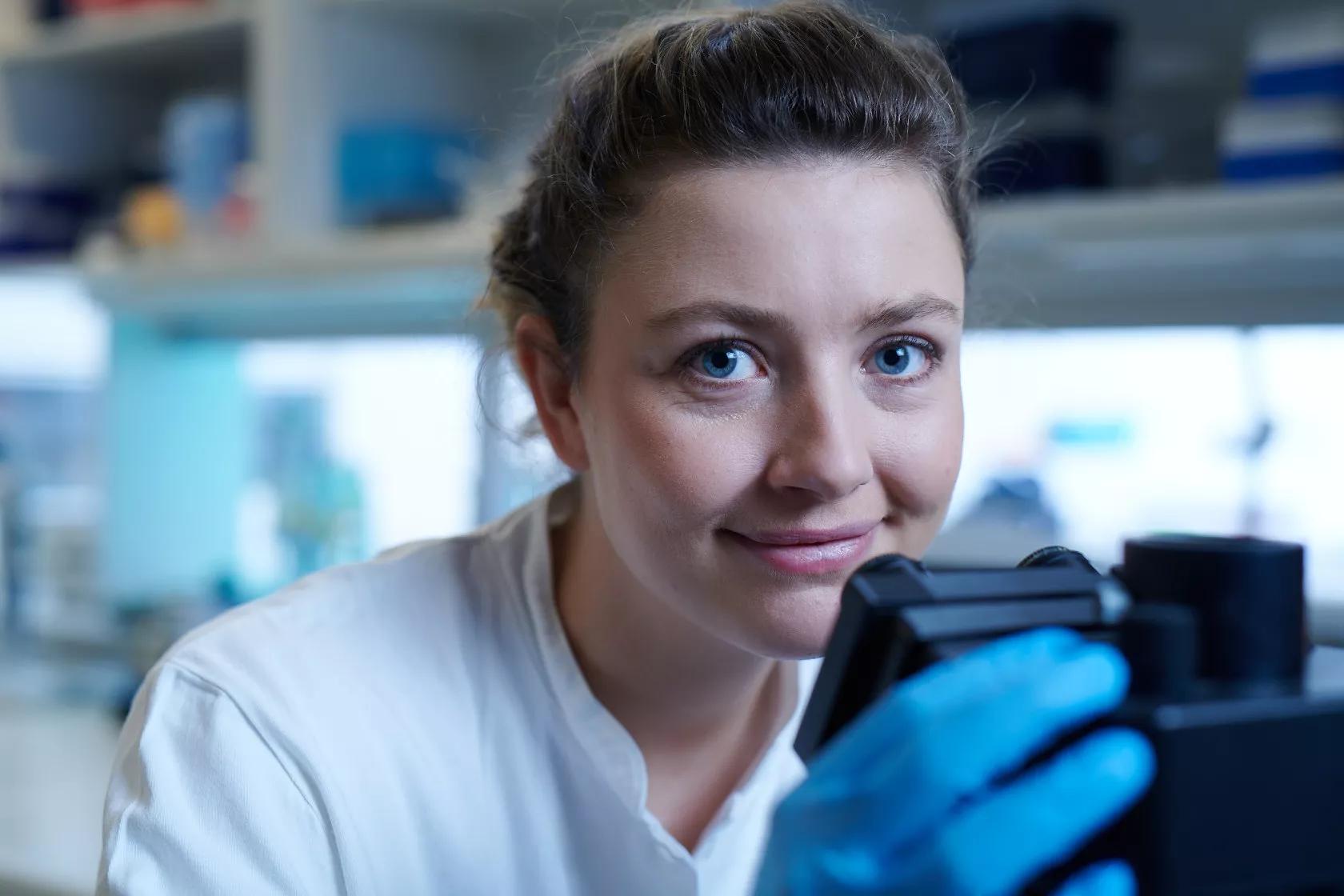 Kvindelig forsker er glad fordi en fond har støttet hendes forskningsprojekt om kræft