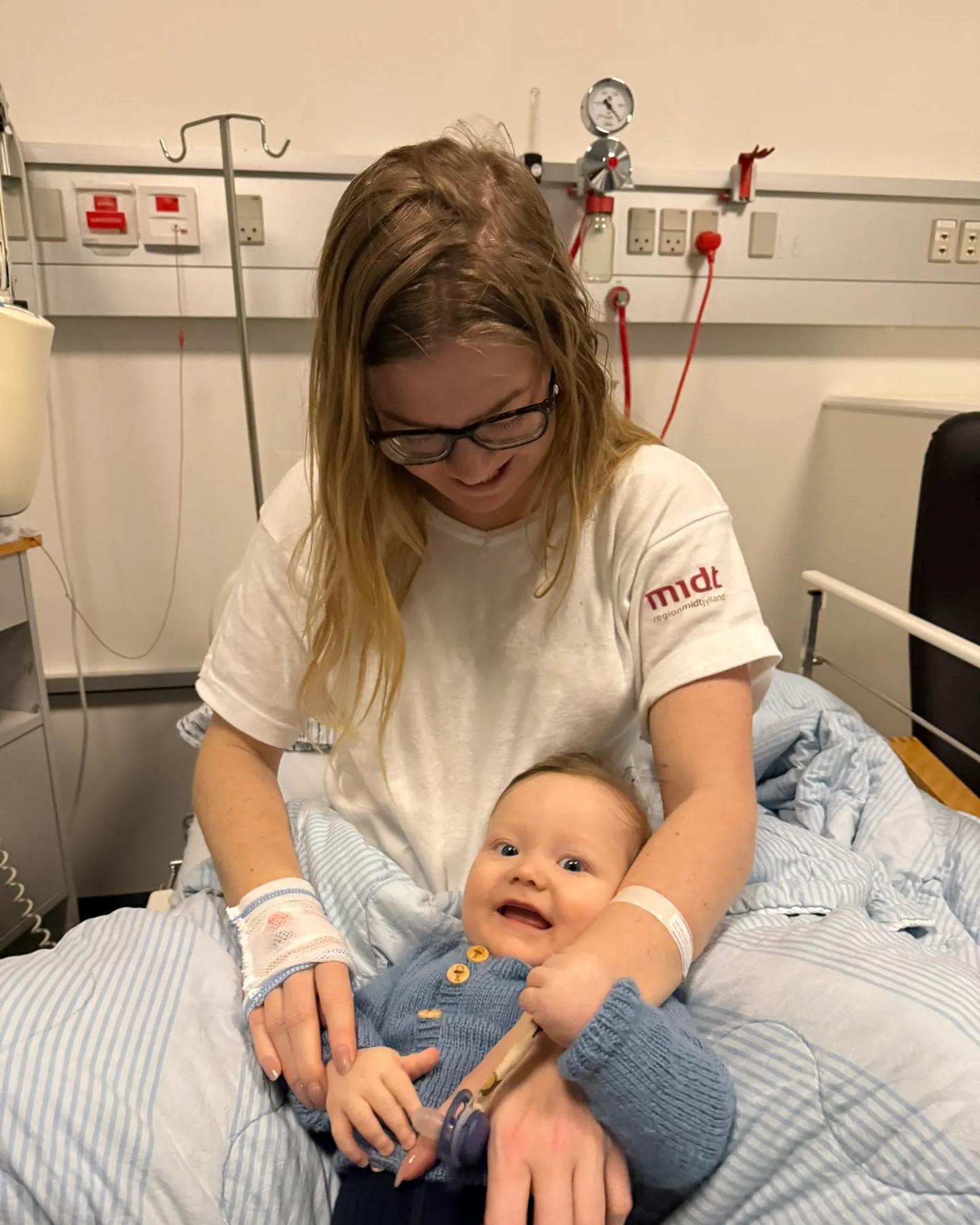 Behandlingerne blev lidt lettere med Liam på skødet.