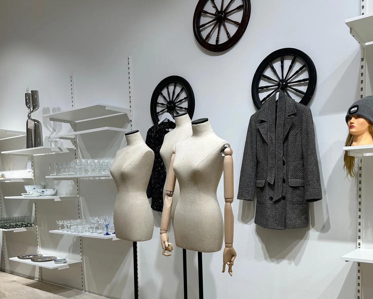 Den nye butik har masser af plads og i modsætning til mange andre genbrugsbutikker i dagens Danmark er det overskueligt for kunderne at finde det de leder efter. 