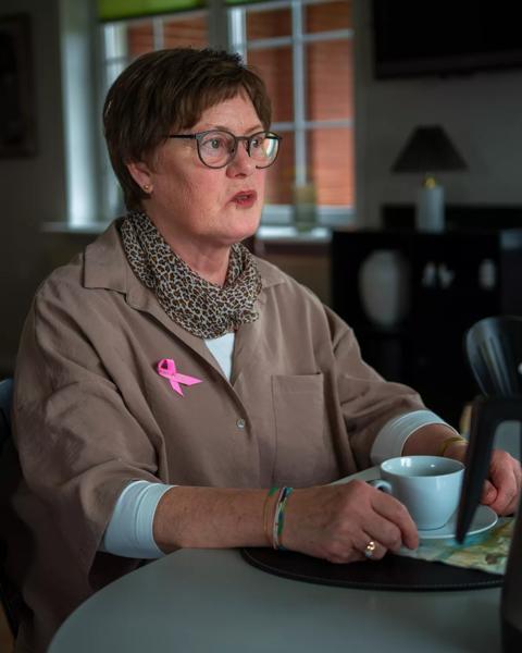 Christa sidder ved sit spisebord 