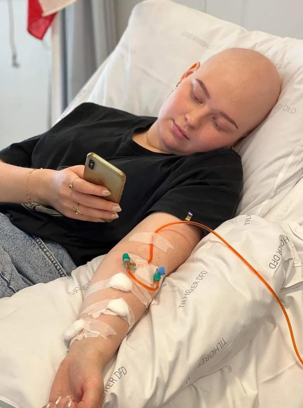 Her ses får Julie sin sidste kemobehandling 20. september 2022 på Aalborg Universitetshospital.  Privatfoto.