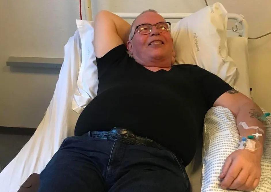 mand med drop i hospitalsseng