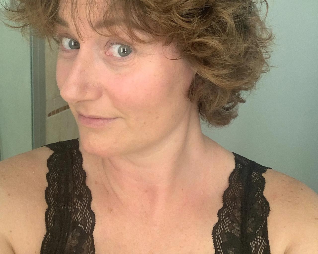 kvinde med korte krøller