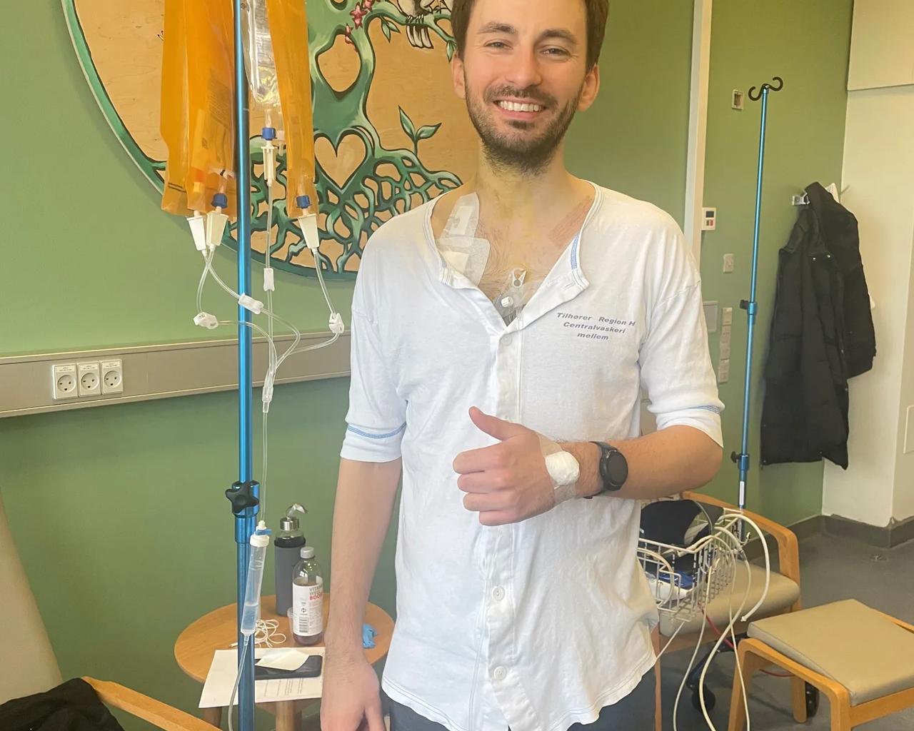I 4 måneder fik Frederik behandling. Et hårdt forløb med 24 gange kemoterapi, der har forandret ham for altid – både mentalt og fysisk. Foto: Privat