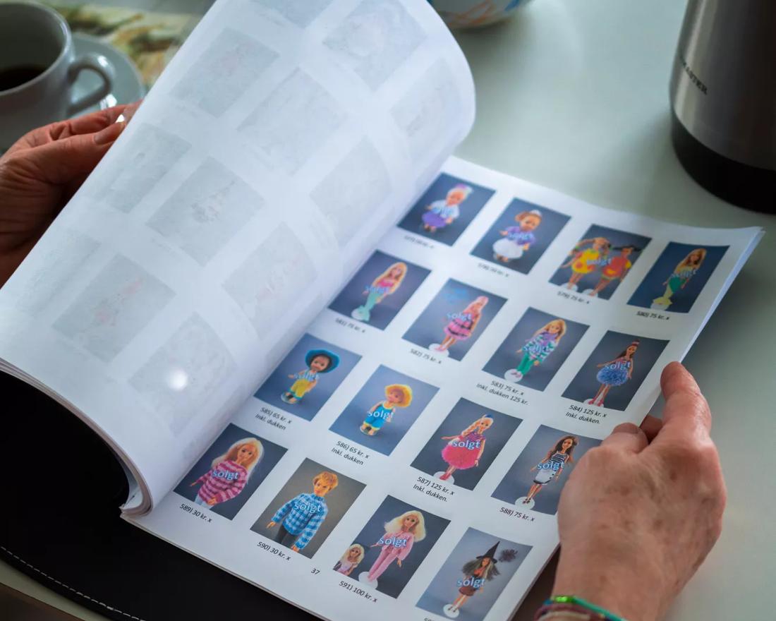 Christas mappe med billeder af hendes hjemmestrikket barbietøj