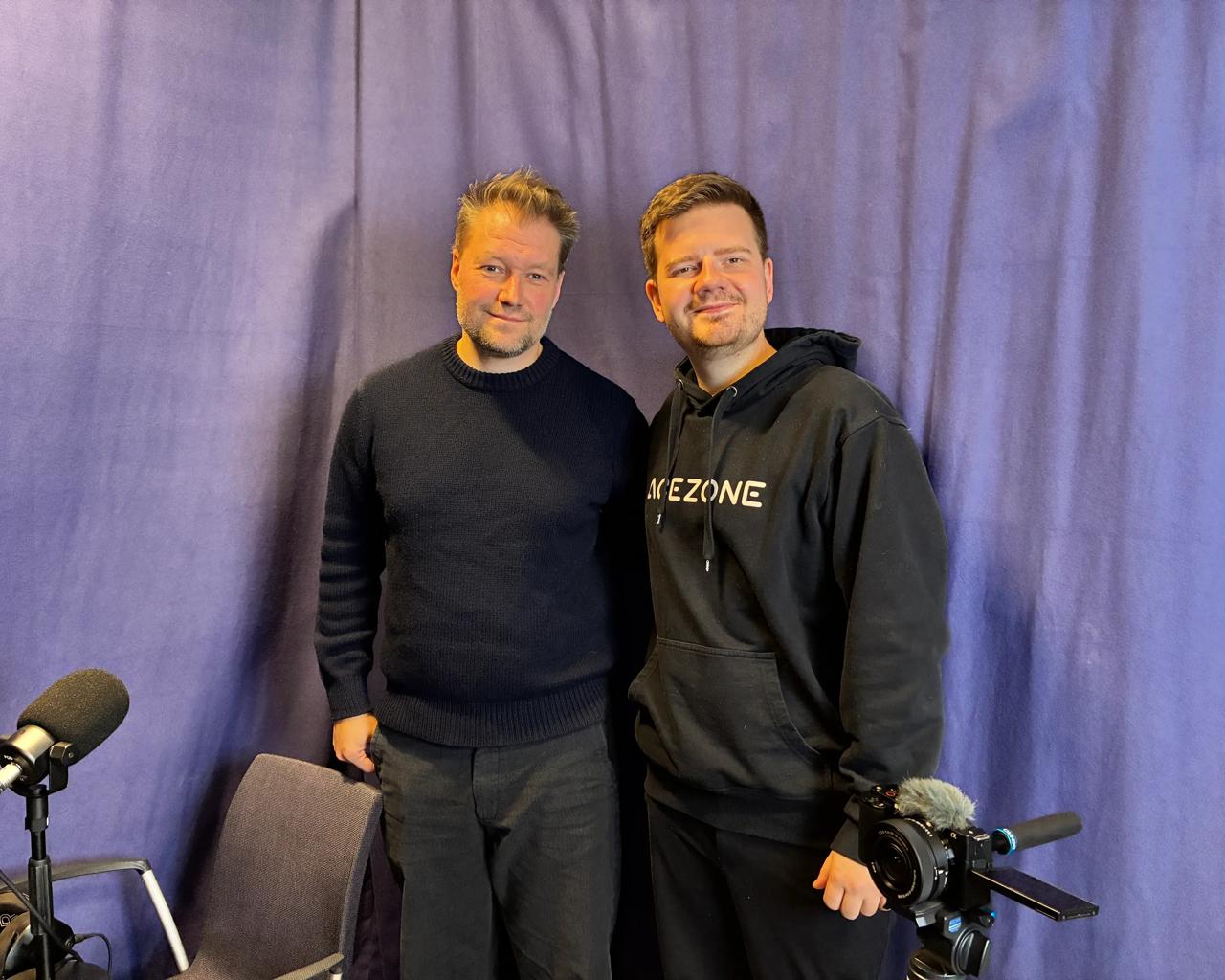 Podcastværten i 'Aldrig den samme', journalist Kenneth Hansen, har selv haft kræft og bruger i samtalen med Peter 'dupreeh' Rasmussen, sine erfaringer til en åben og ærlig samtale om livet før, under og efter kræft. Foto: Kræftens Bekæmpelse