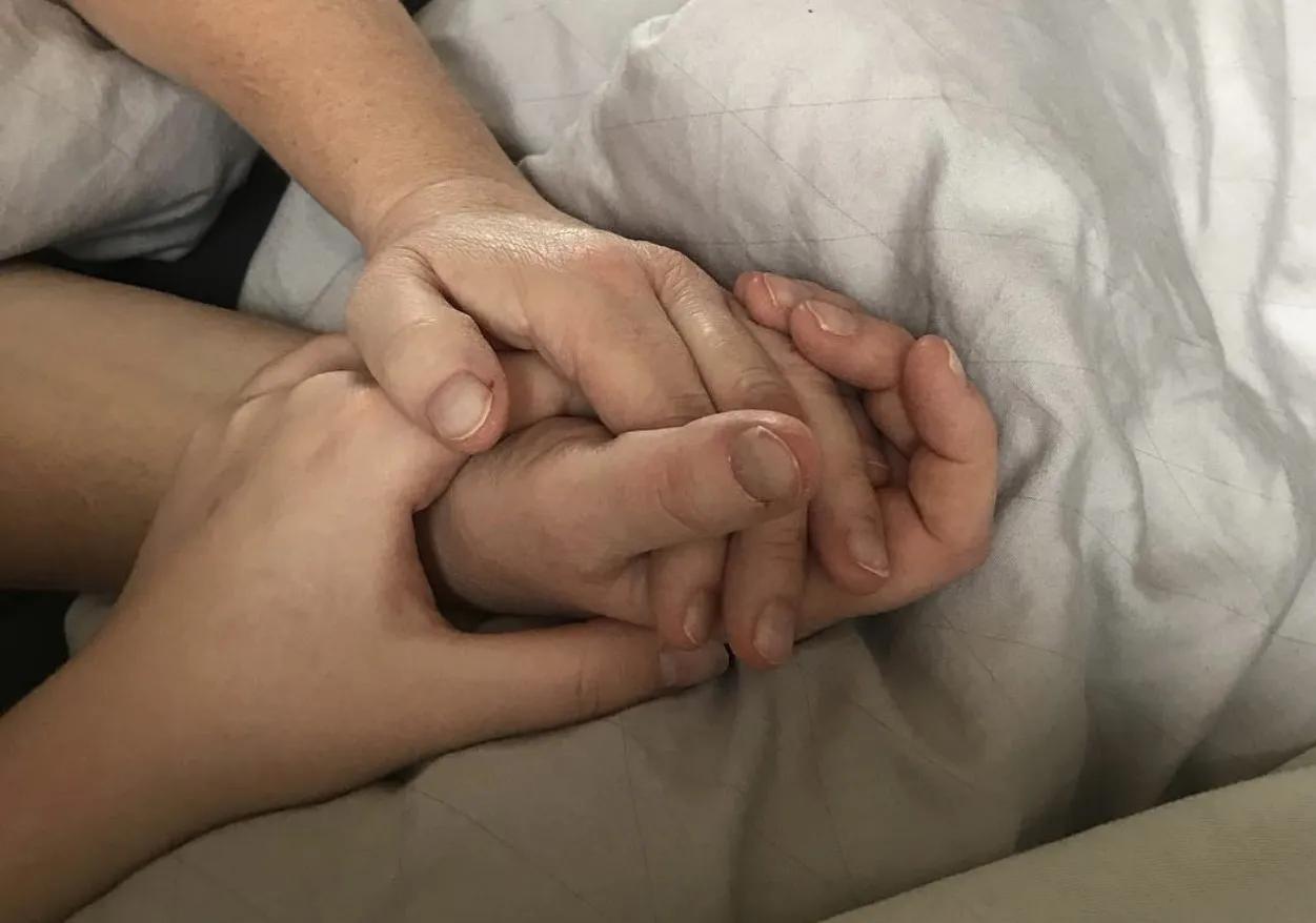 hænder, der holder om hinanden