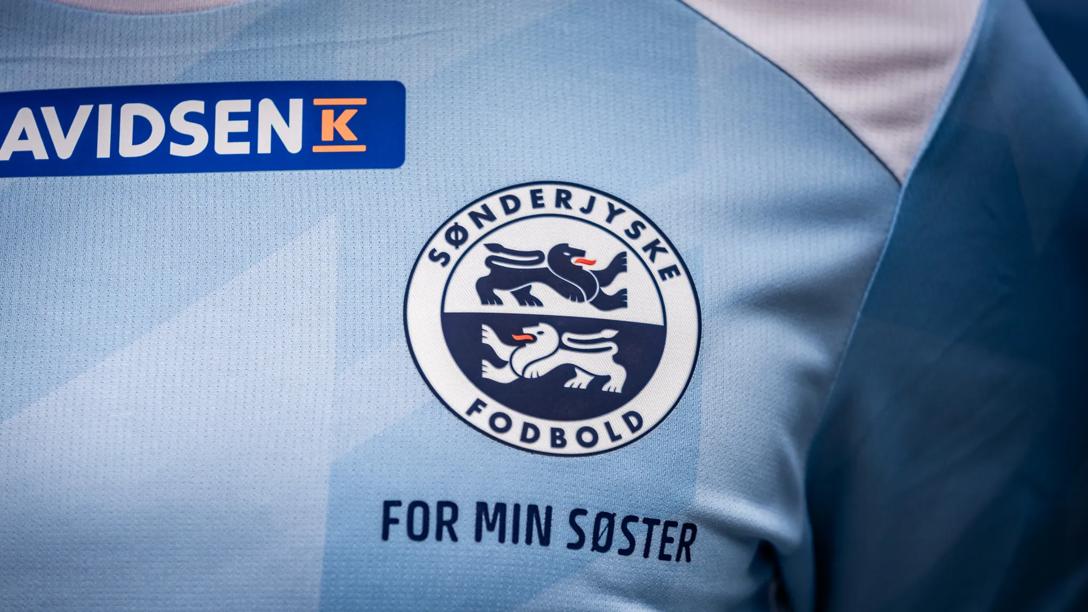 Sønderjyske spiller også for nogen personligt, når de løber på banen 12. april. Spillertrøjerne sælges på auktion og beløbet går til landsindsamlingen (Foto: Patrick Echers, Sønderjyske Fodbold)
