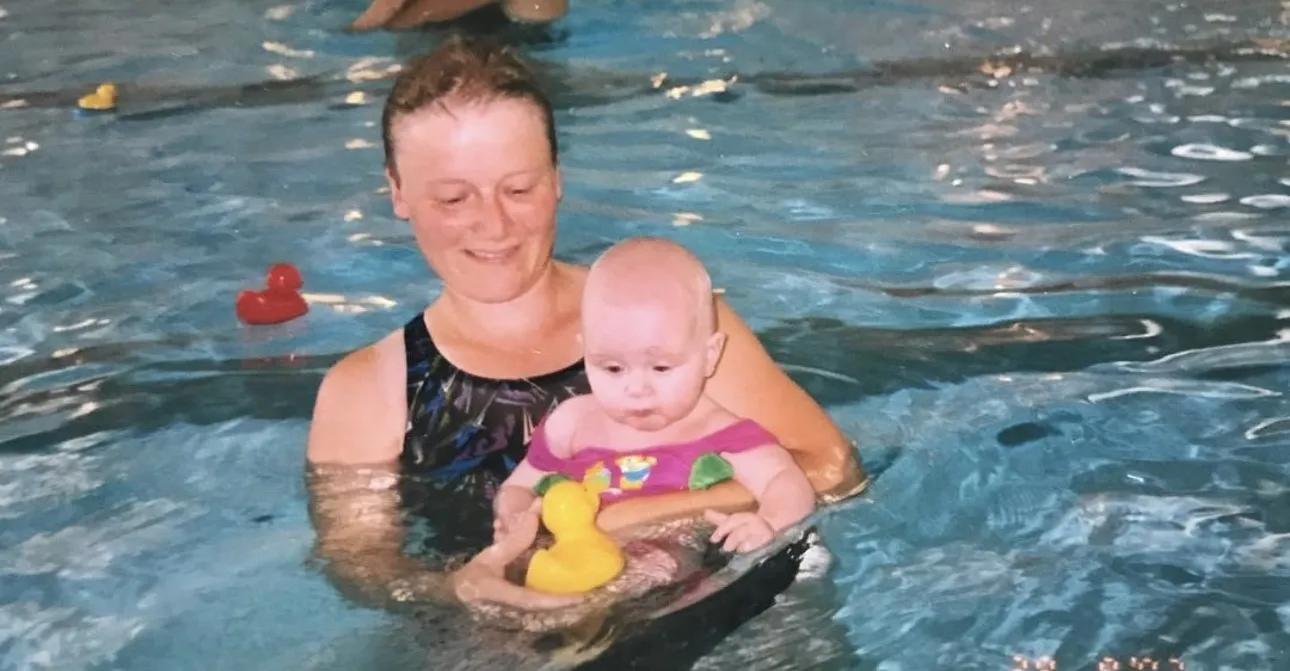 mor og baby i svømmebasin