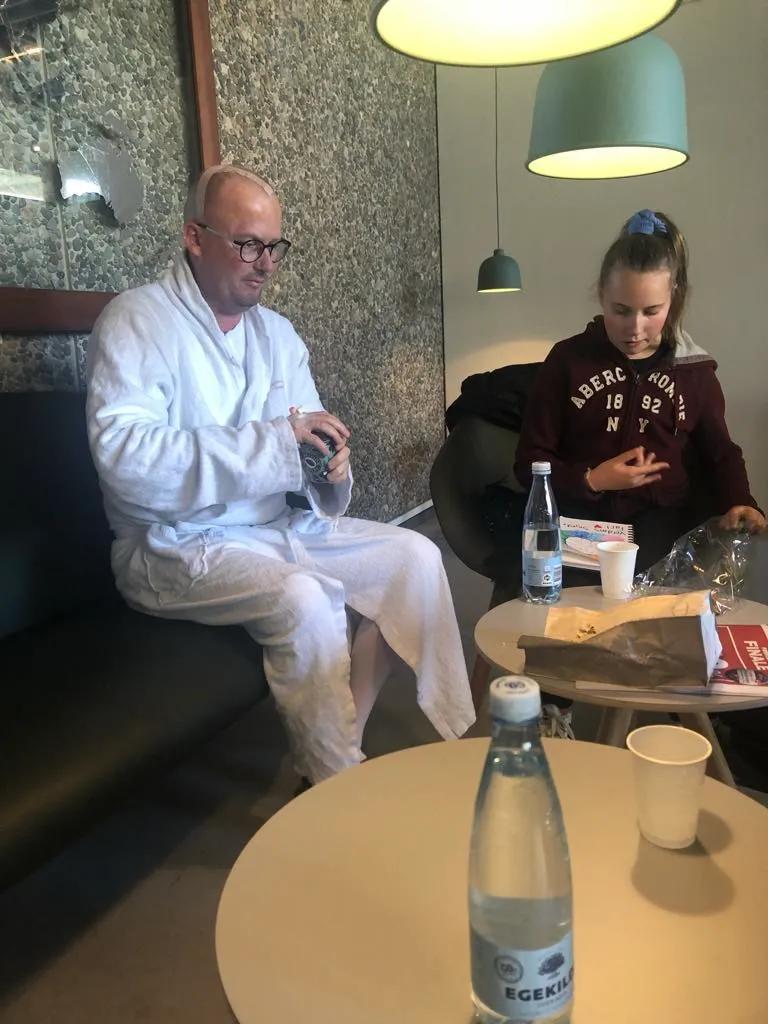 Morten røg ind og ud af hospitalet fem-seks gange i løbet af det forår. Helle havde samtidigt travlt på arbejdet og med at tage sig af deres to døtre. Det var en meget svær tid. Foto: Privat