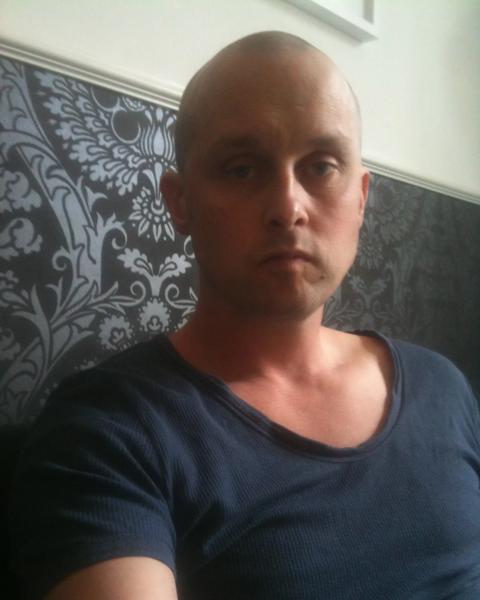 Geo vælger at få skrabet håret helt af, mens hans får kemo-behandling. Efterfølgende vokser håret heldigvis ud igen - men både hår og Geo er forandret for altid. Foto: Privatfoto