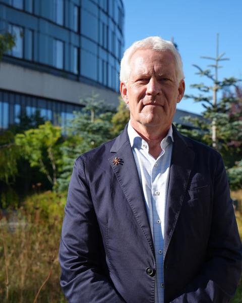 - Ingen skal få kræft af at gå på arbejde. Derfor er jeg glad for, at aftalen - og politikerne bag - vil beskytte de mennesker bedre, der hver dag går på arbejde og renoverer vores allesammens huse, hvor der stadig findes asbest siger Jesper Fisker, adm. direktør i Kræftens Bekæmpelse.