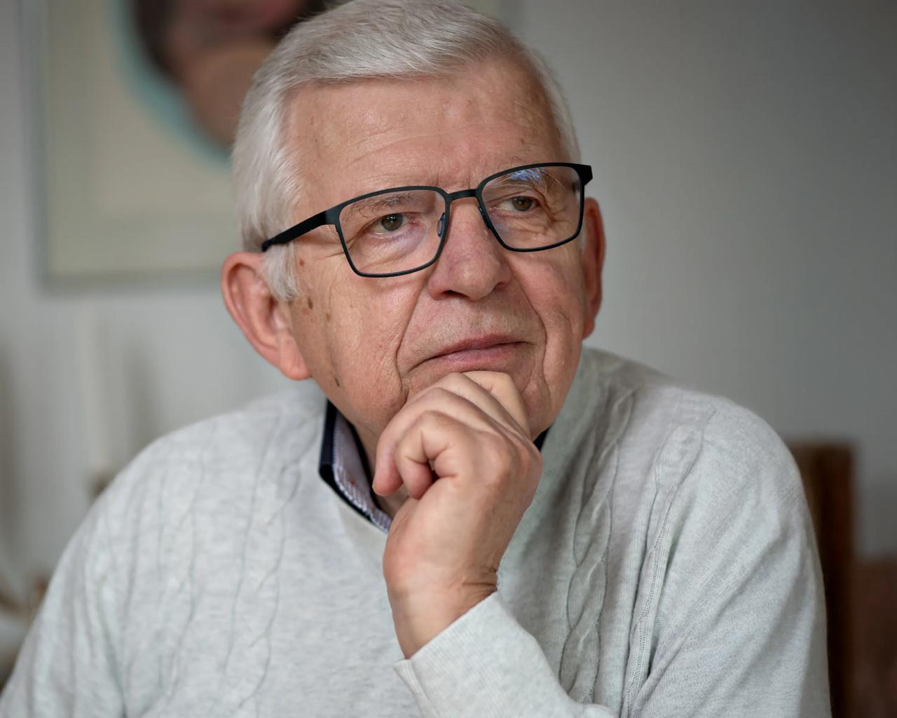 Carl kigger tænkende ud