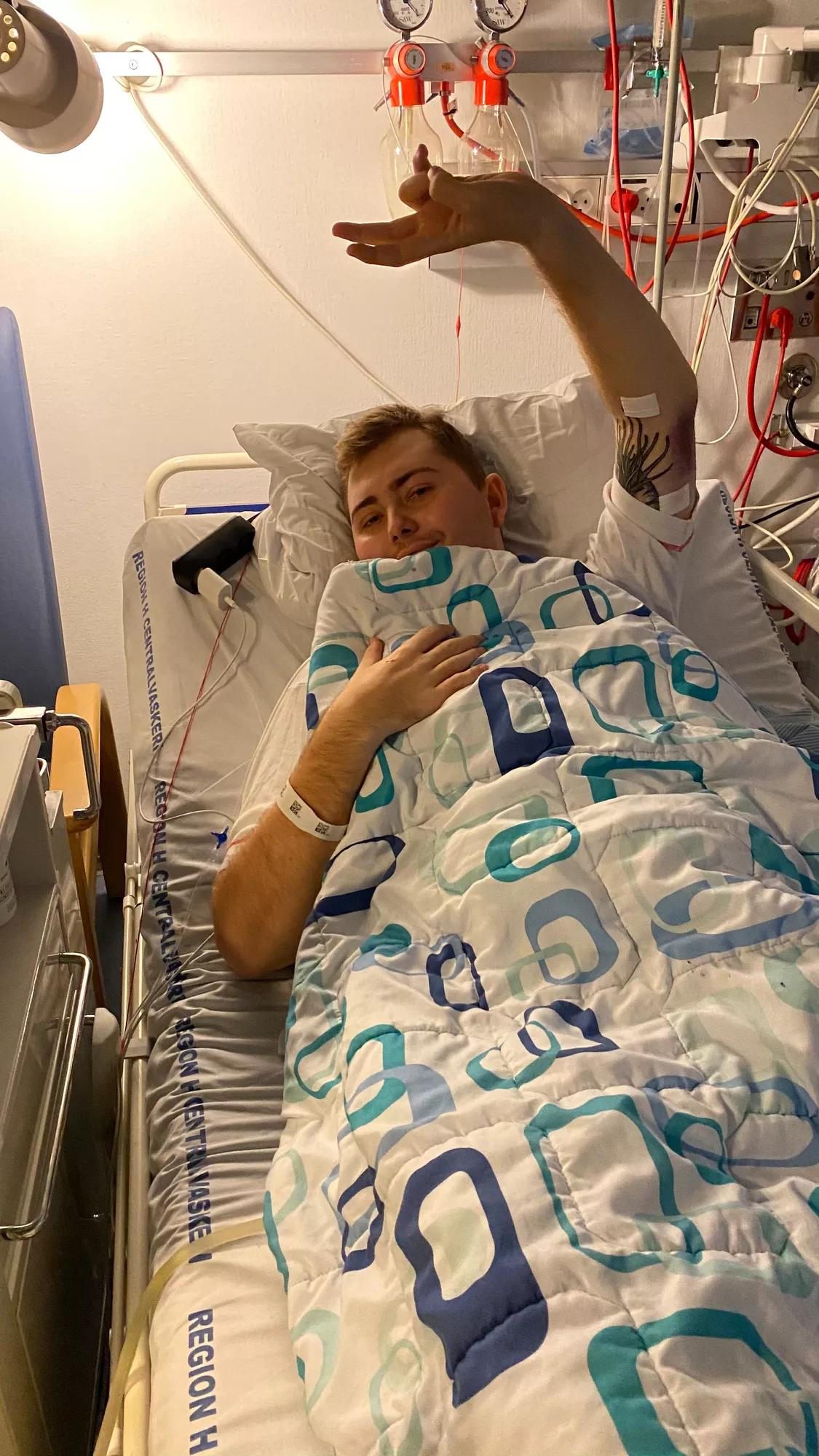 Daniel smilende fra en hospitalsseng