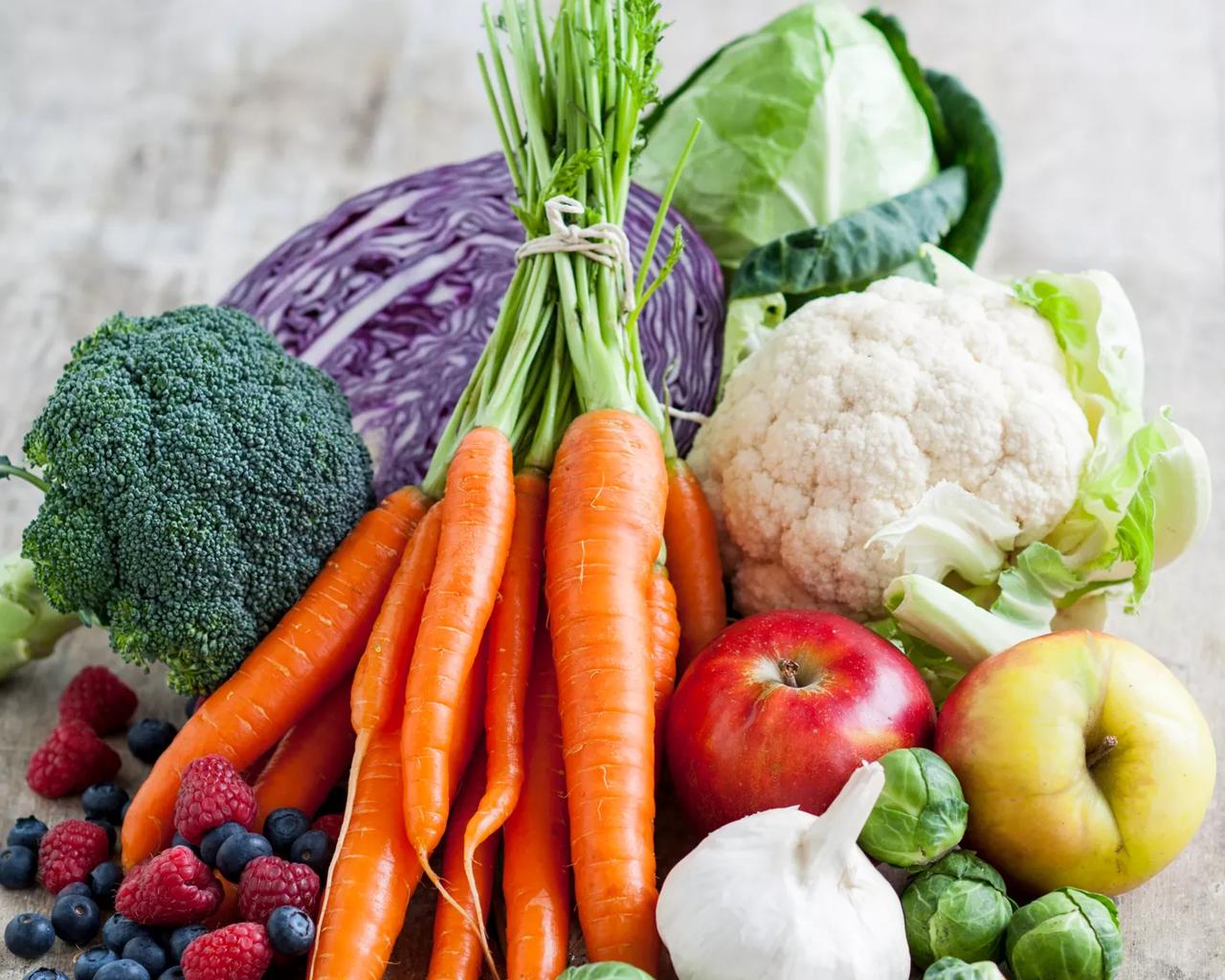 Grøntsager og frugt på et bord