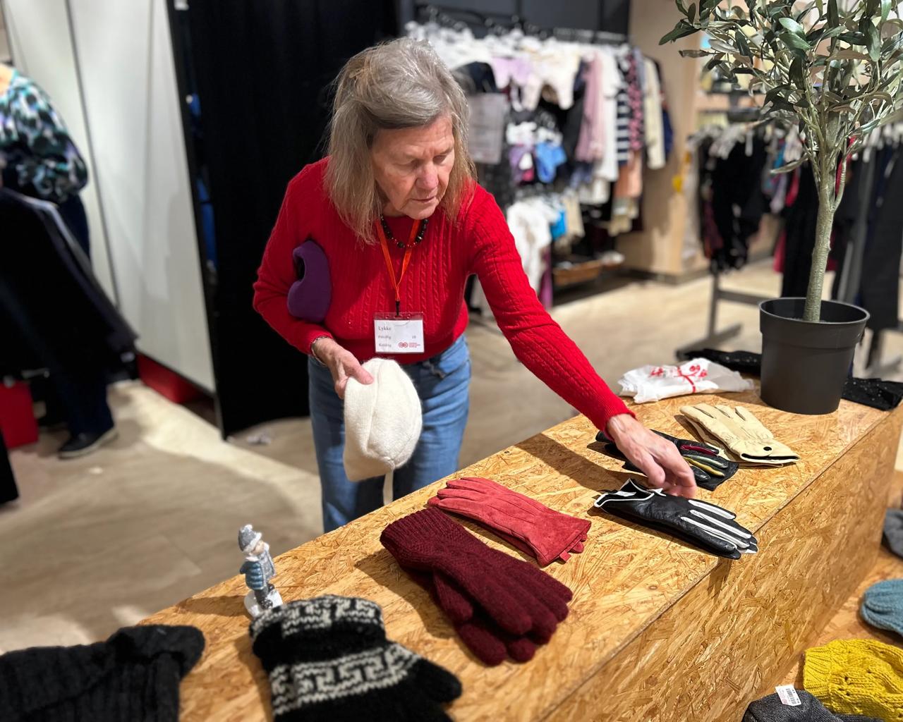 Frivillige foran Kræftens Bekæmpelse-genbrugsbutik