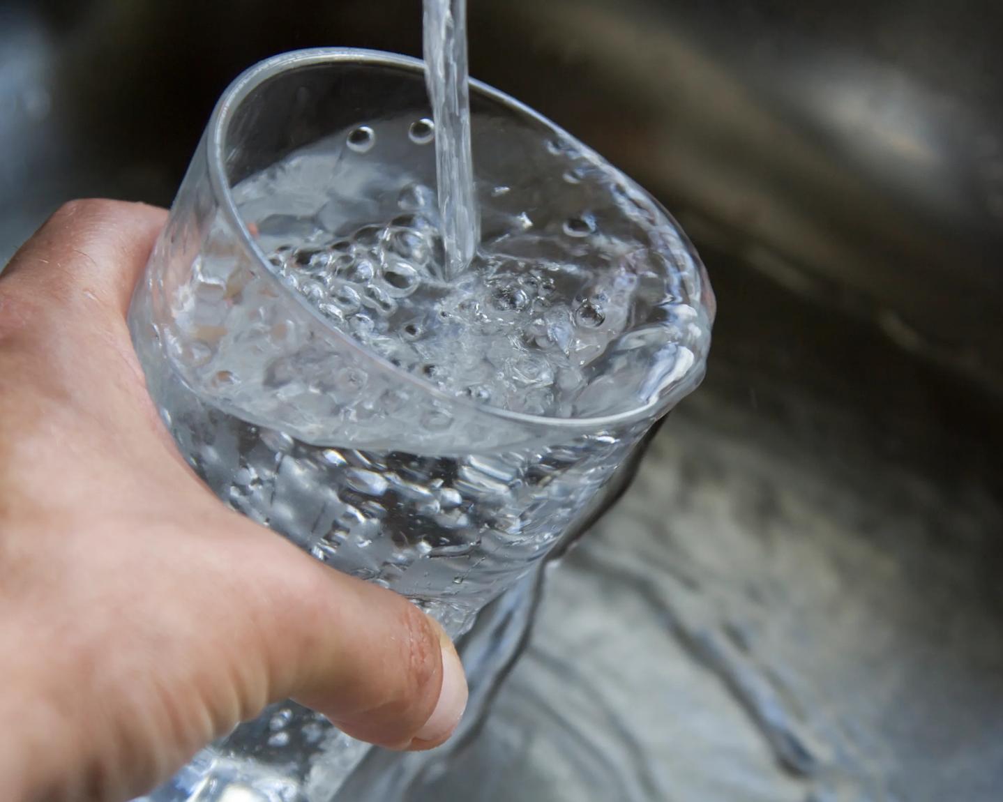 Glas der fyldes med vand