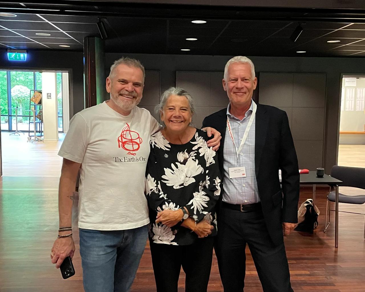 Som formand i foreningen afgiver Helen Bernt Andersen altid beretning under det årlige repræsentantskabsmøde. Den folkekære tv-vært Hans Pilgaard er vicepræsident i Kræftens Bekæmpelses præsidium og står her med formanden og direktøren til foreningens repræsentantskabsmøde i år.