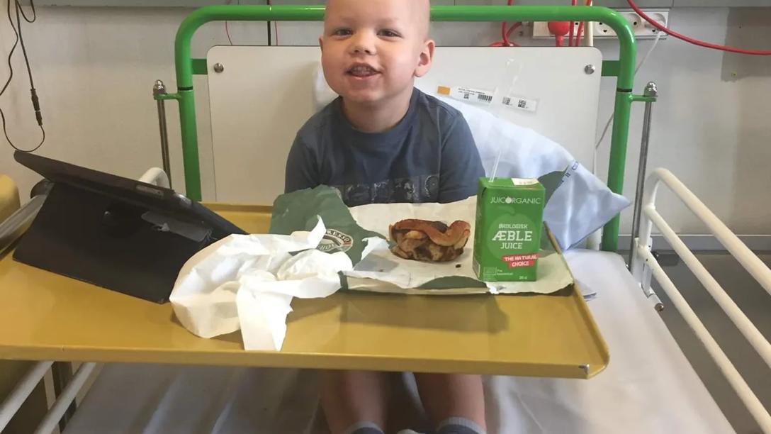 Liam sidder i hospitalssengen 