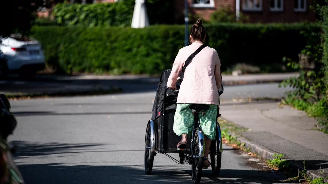 kvinde på ladcykel