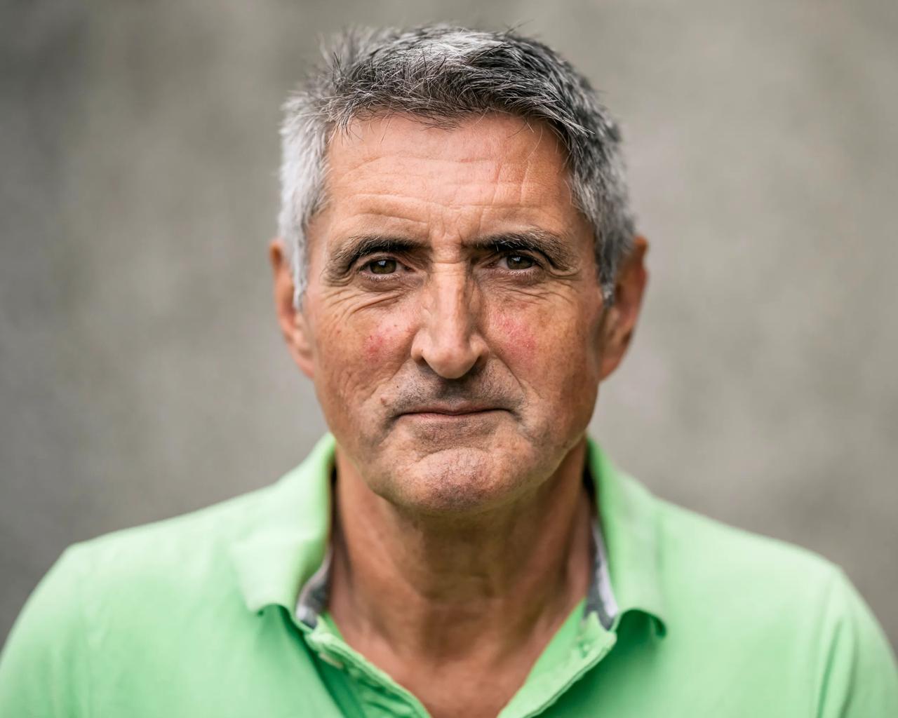 mand i grøn poloshirt