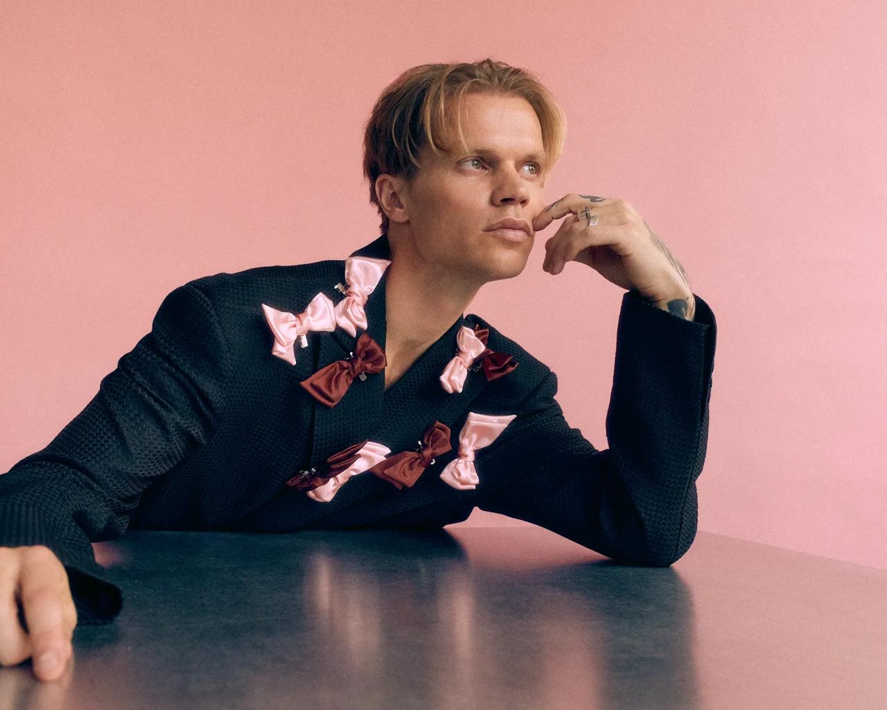 I 2025 stod designer Soeren le Schmidt bag udviklingen af årets Støt Brysterne-sløjfe. Foto: Kræftens Bekæmpelse, fotograf Jannick Boerlum