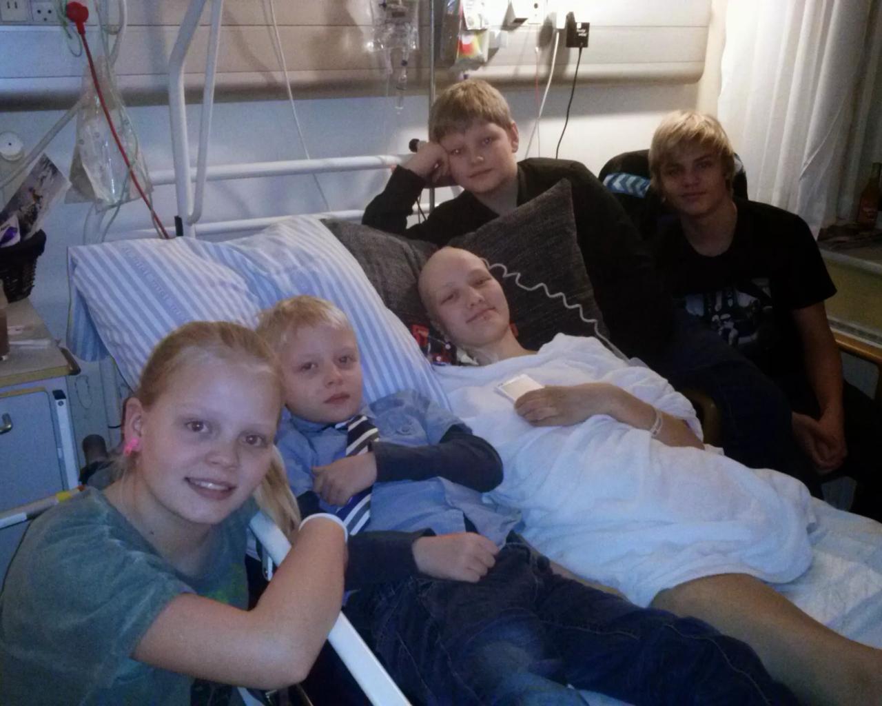 Denise med sine søskende i hospitalssengen