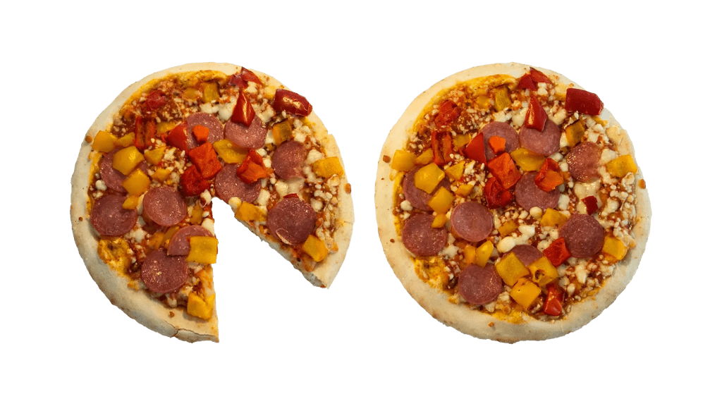 En hel pizza og en pizza med et stykke skåret fra.
