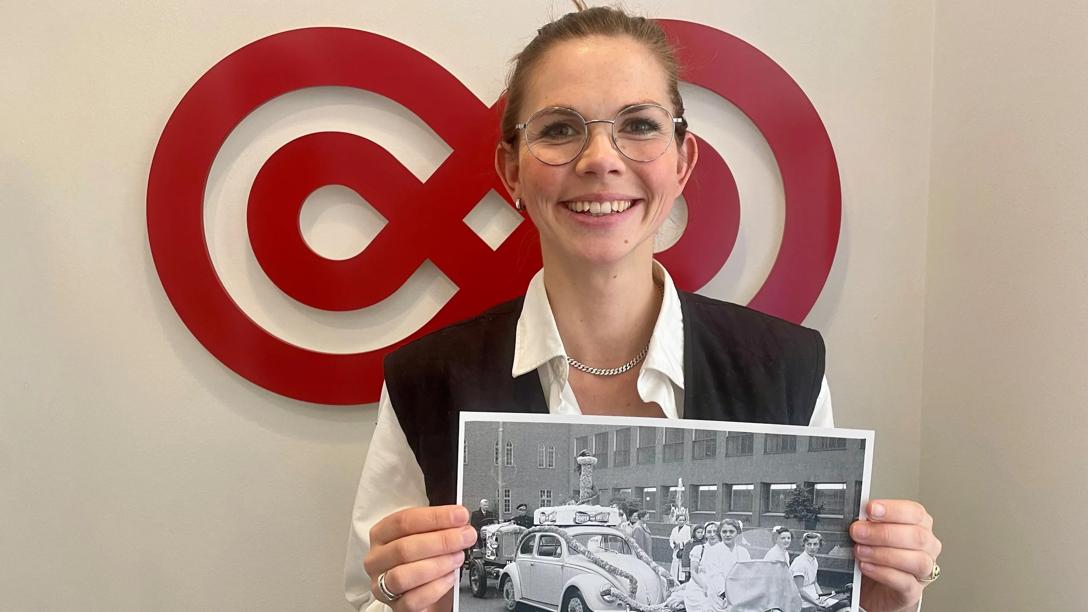 projektleder Line Steen Bygballe viser et foto fra 1953 som illustrerer det historiske i kræftsagen