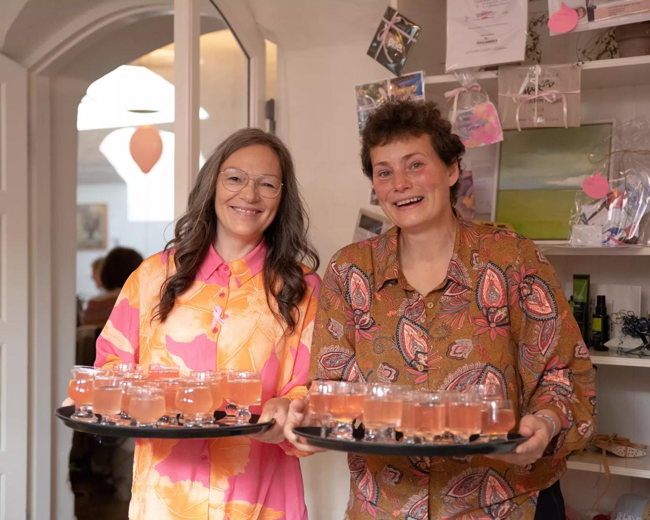 2 kvinder til Lyserød Lørdag 