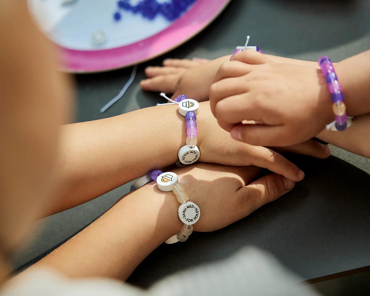 Børn med solarmbånd på under den lokale soluge