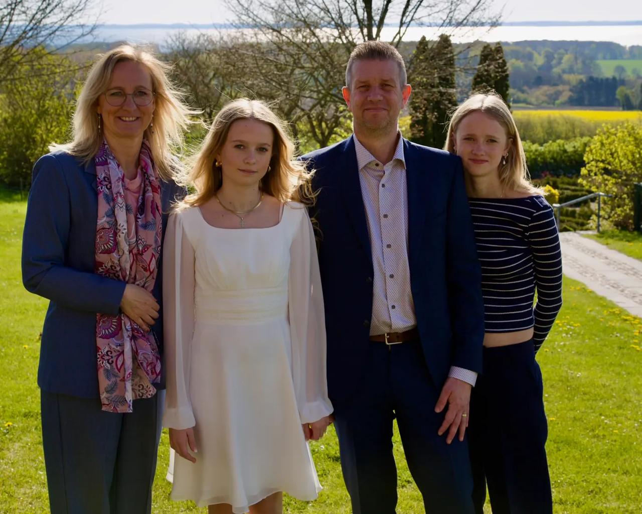 Lise og familien ved datterens konfirmation.