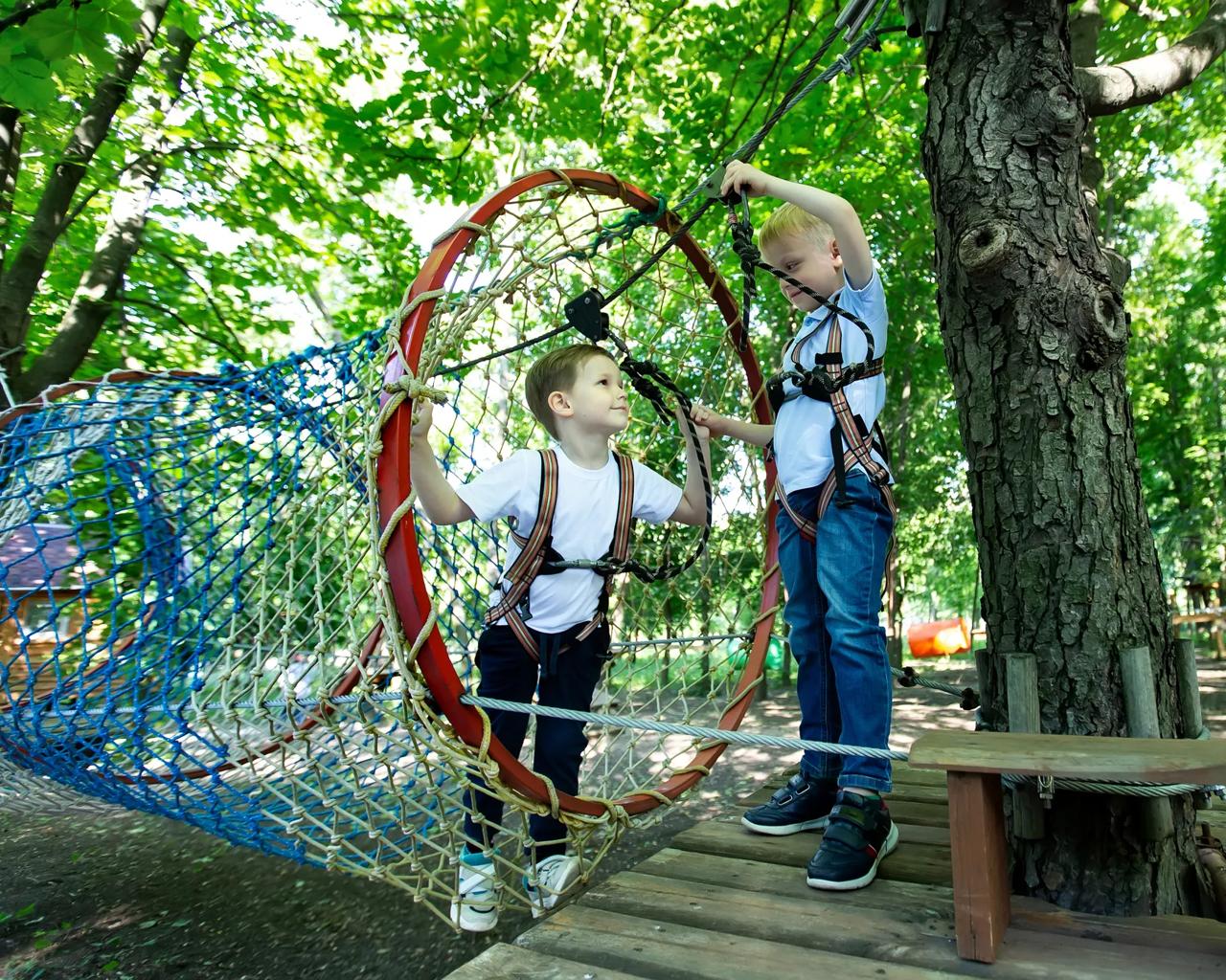 Børn klatrer i skoven | Familielørdag på Camp Adventure | Kræftrådgivningen Herlev