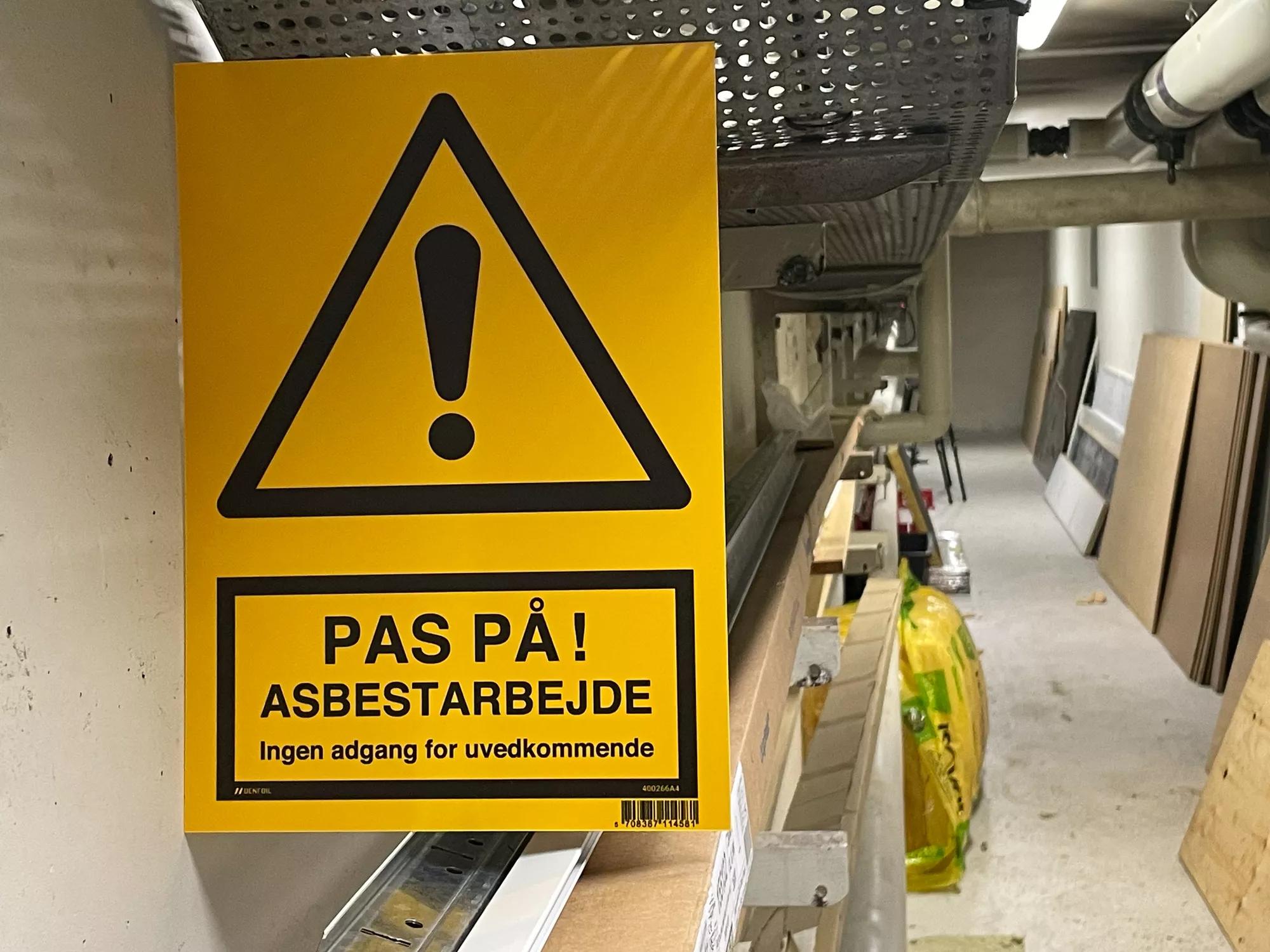 Advarselsskilt som viser at der er farligt materiale på byggepladsen, f.eks. asbest