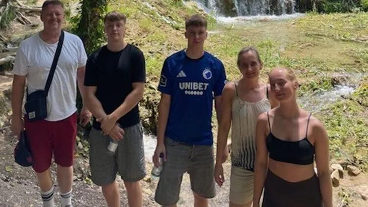 Christian og hans familie på sommerferie. - Hvis det er varmt, så tager jeg et par shorts på, og så er det sådan det er, fortæller han. Foto: Privat