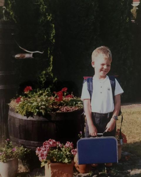 Dupreeh med skoletaske, klar til sin skoledag.