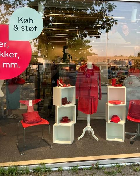 Butiksvindue dekoreret ud fra princip 1
