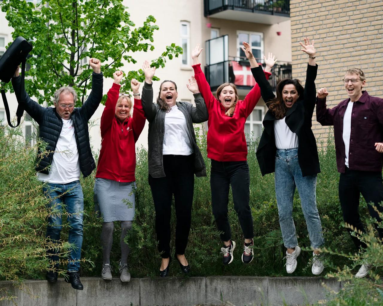 Frivillige smiler og er glade