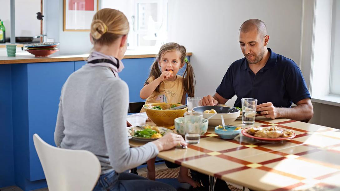 Familie spiser sund middag