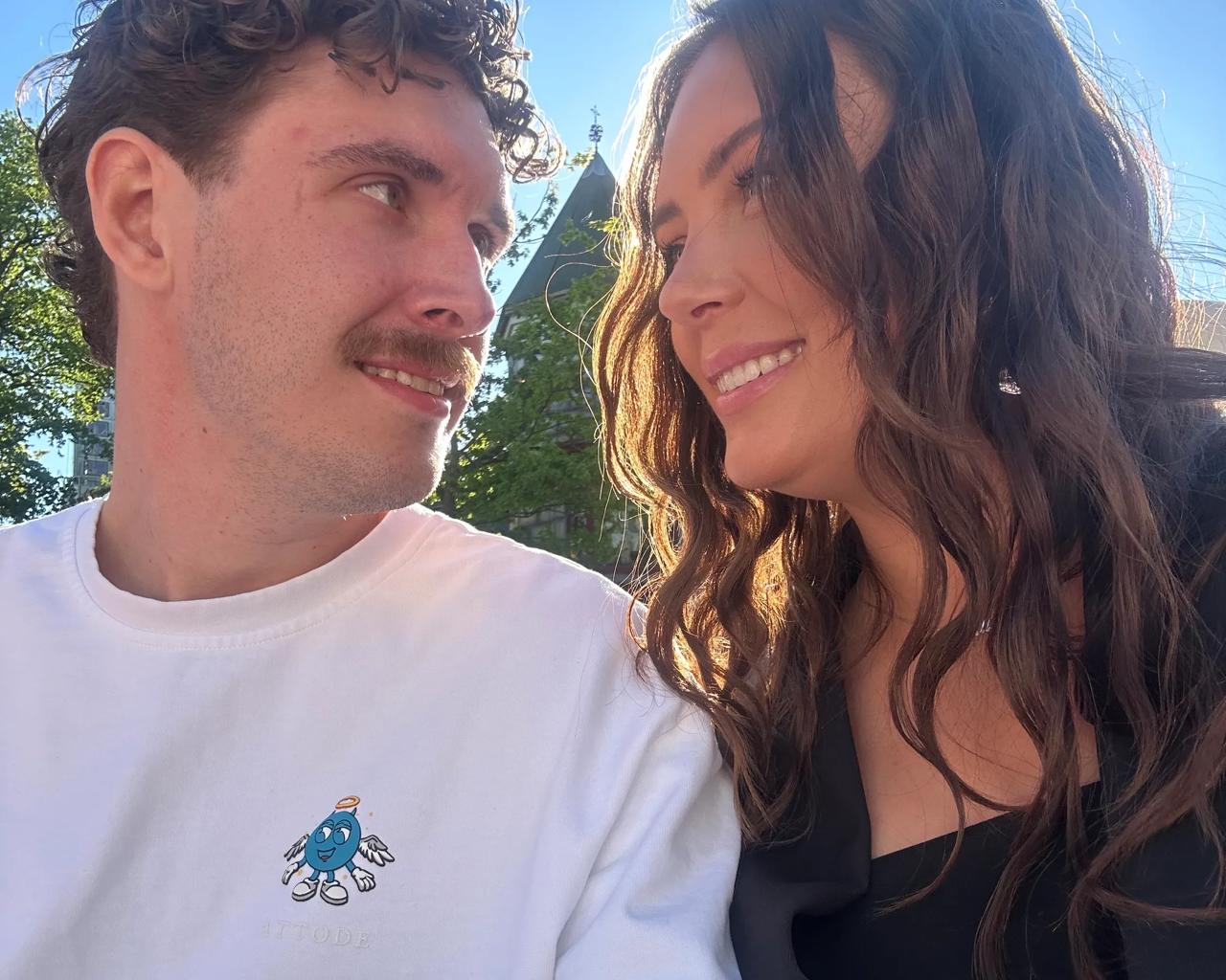 Cecilie og Glenn ser forelskede på hinanden. 