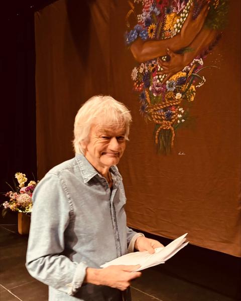 Når Lars Lilholt optræder, pryder scenens bagtæppe af et favntag med blomster, der er malet af Lars’ ene datter Luna. Hun var hos ham hver nat, da han var indlagt på hospitalet. Maleriet hedder ’Kald det Kærlighed'