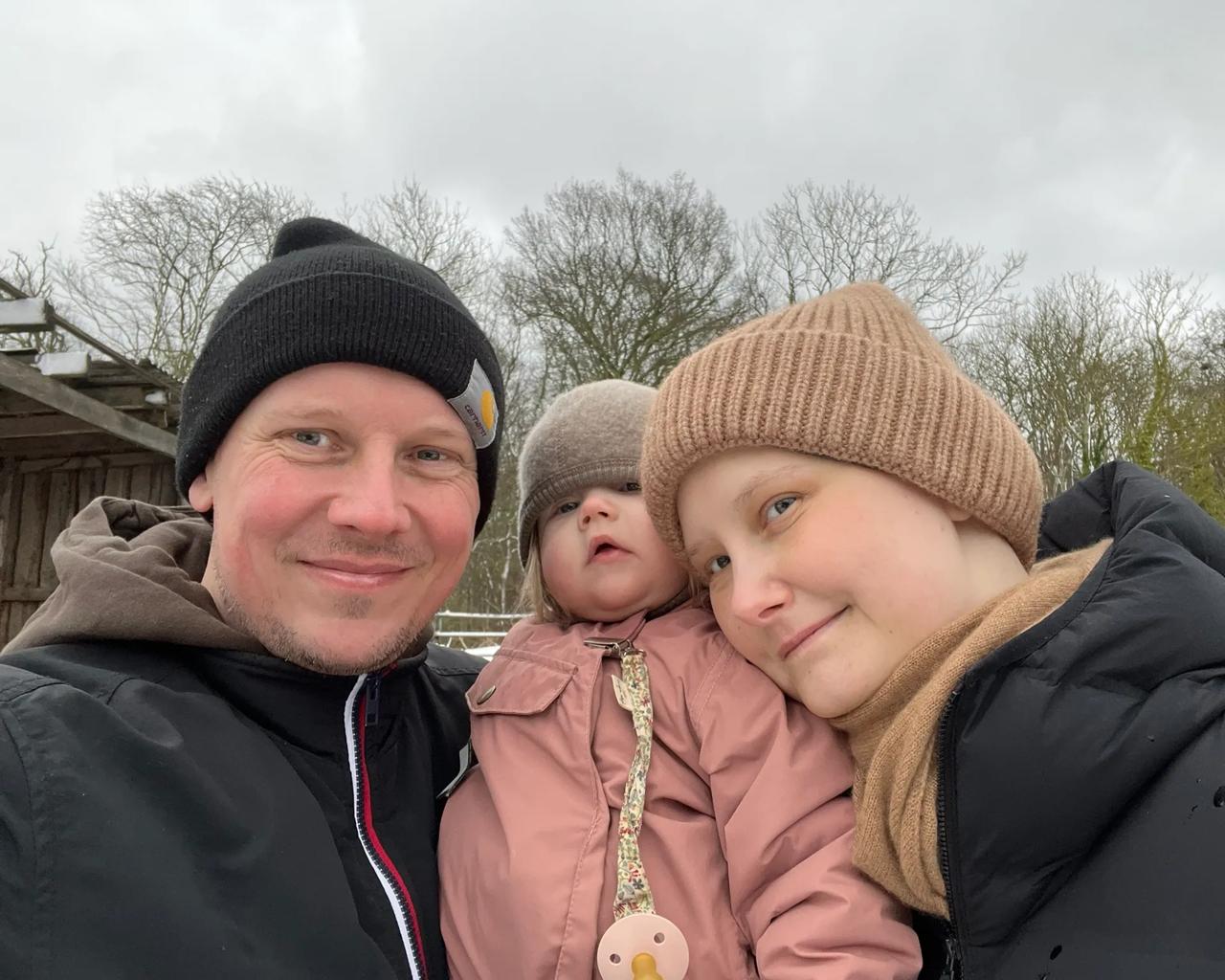 Brian, Freja og Julie smiler til kameraet. 