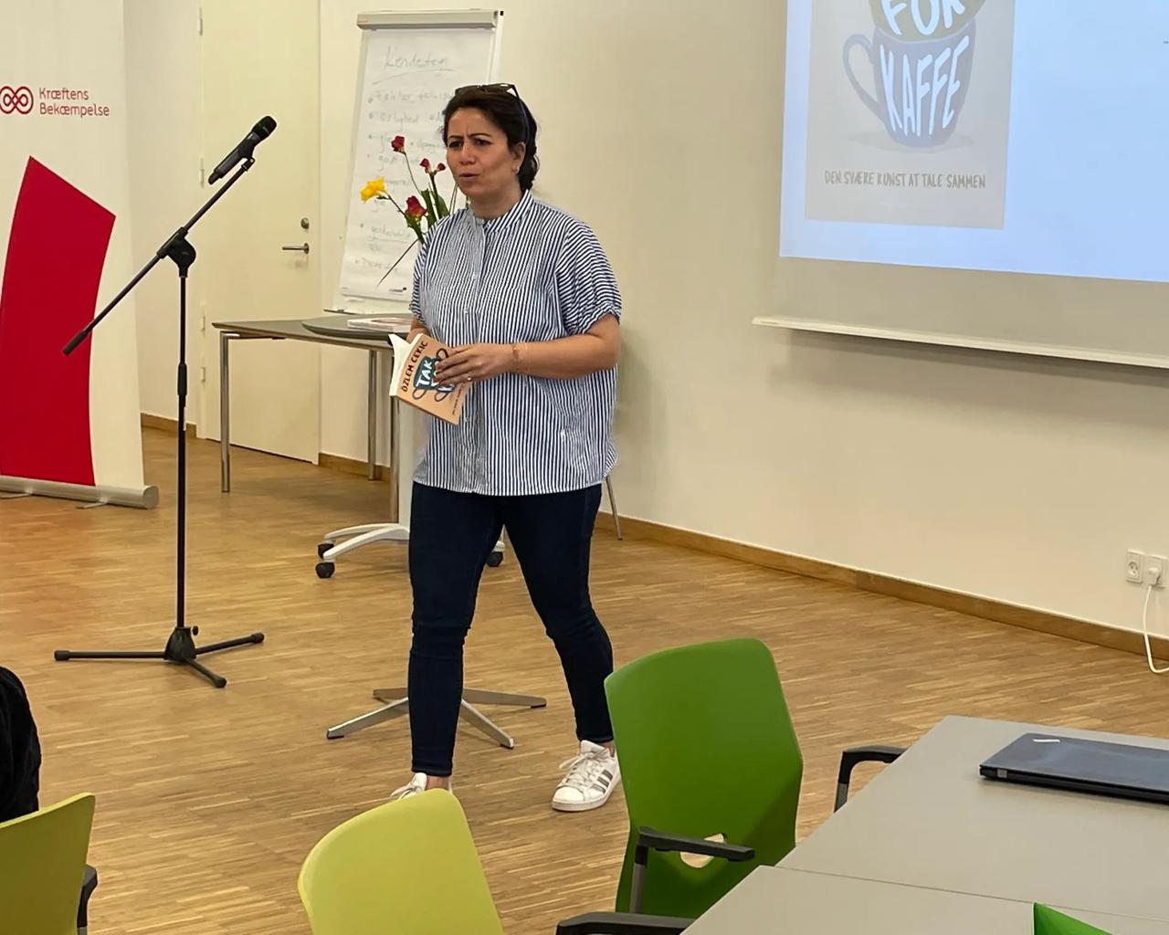 Tidligere folketingspolitikere Özlem Cekic gav sine bedste råd om dialog på en kursusdag, der kickstartede Demokratidagene. Foto: Kræftens Bekæmpelse