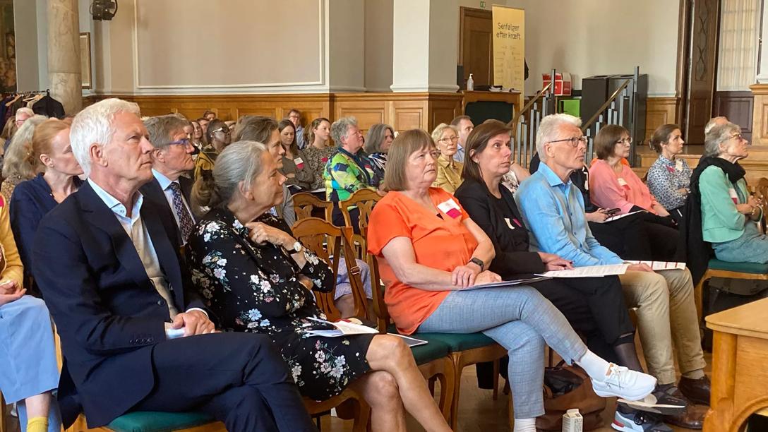 Kræftpolitisk Forum finder sted på Christiansborg. Billedet er fra sidste konferencen sidste år, hvor bl.a. Helen Bernt Andersen, formand, og Jesper Fisker, direktør, fra Kræftens Bekæmpelse deltog.