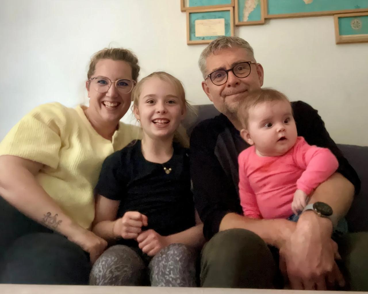 For 6 måneder siden blev Line og Peter forældre til endnu en lille pige, Vilde. Det har været rigtig stort for Nellie at få en søster igen. Hun fortæller hver dag Vilde, at hun elsker hende. 