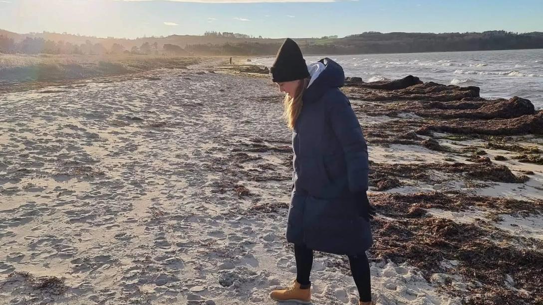 Cecilie går en tur på stranden