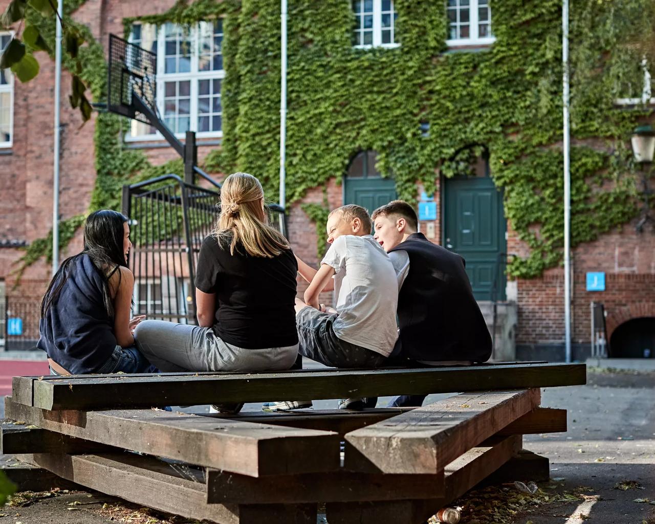 Unge mennesker i undervisningsmiljø