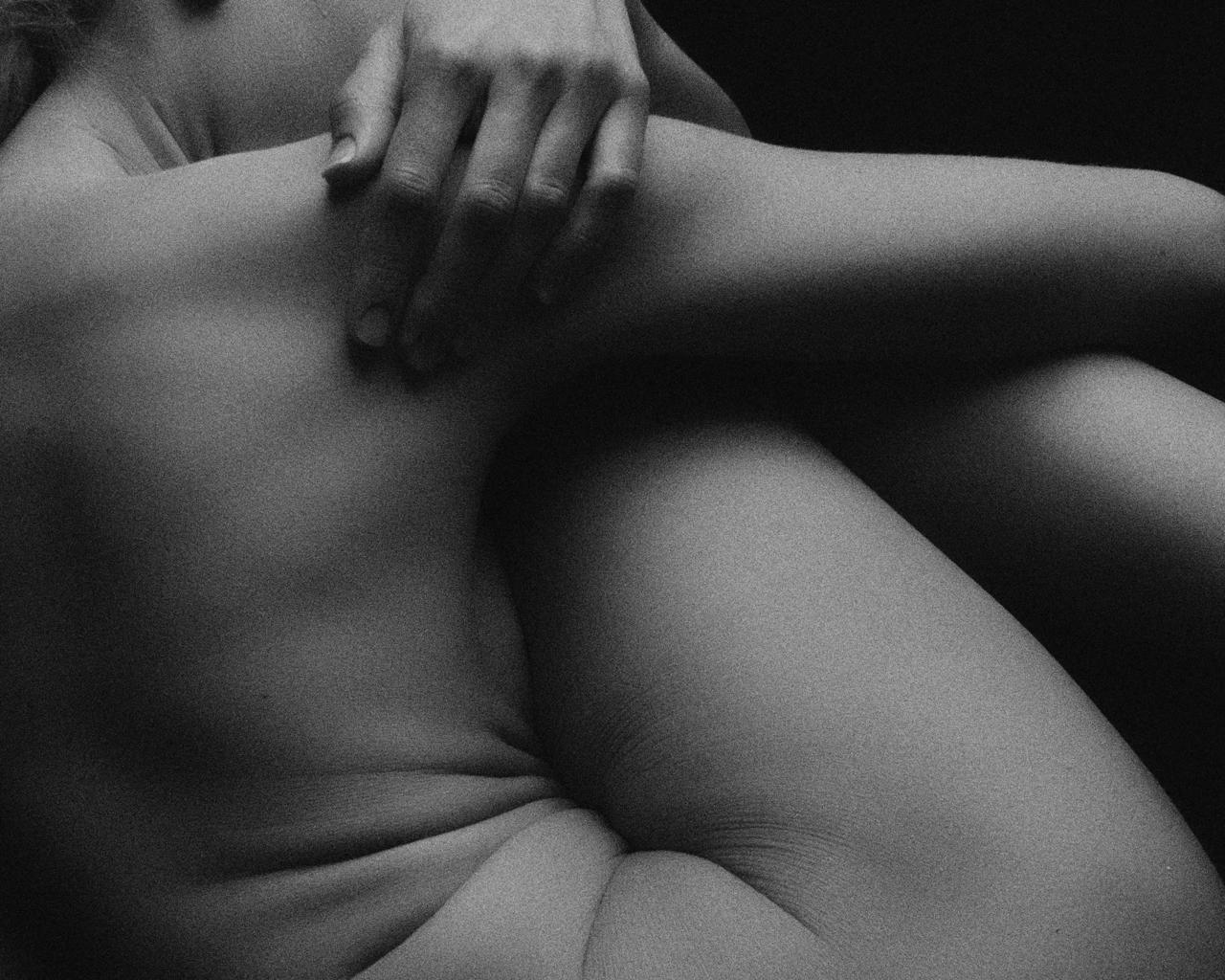 Foto af nøgen kvinde i sort/hvid.