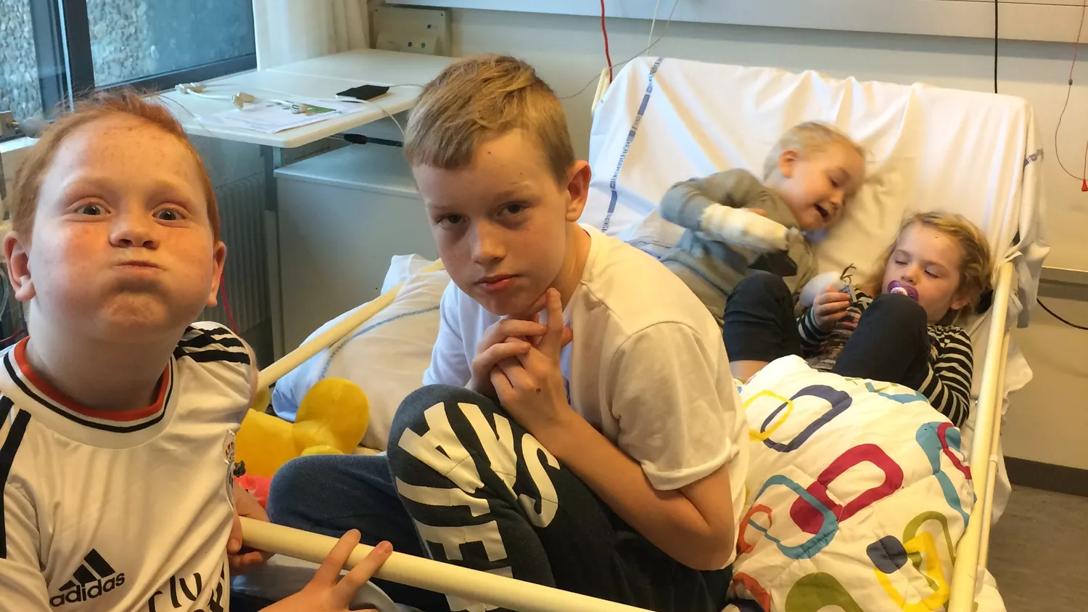 Frederik i sygehussengen sammen med sine søskende 