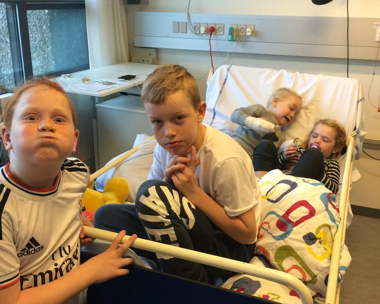 Frederik sammen med hans tre søskende i hospitalssengen